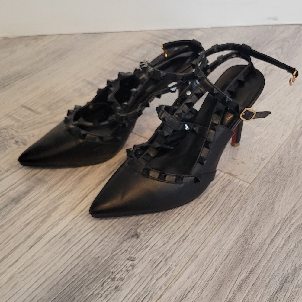 Black heels/pumps